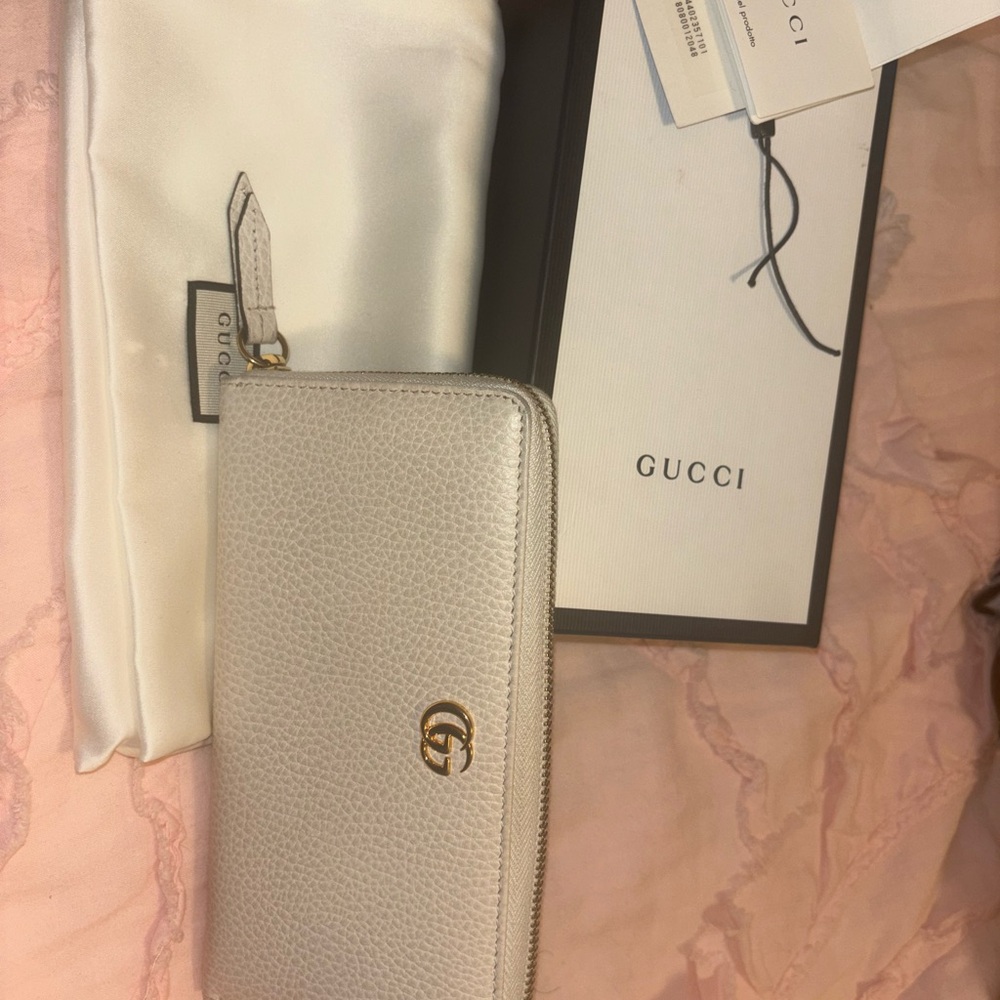 Gucci Beige Leather Wallet